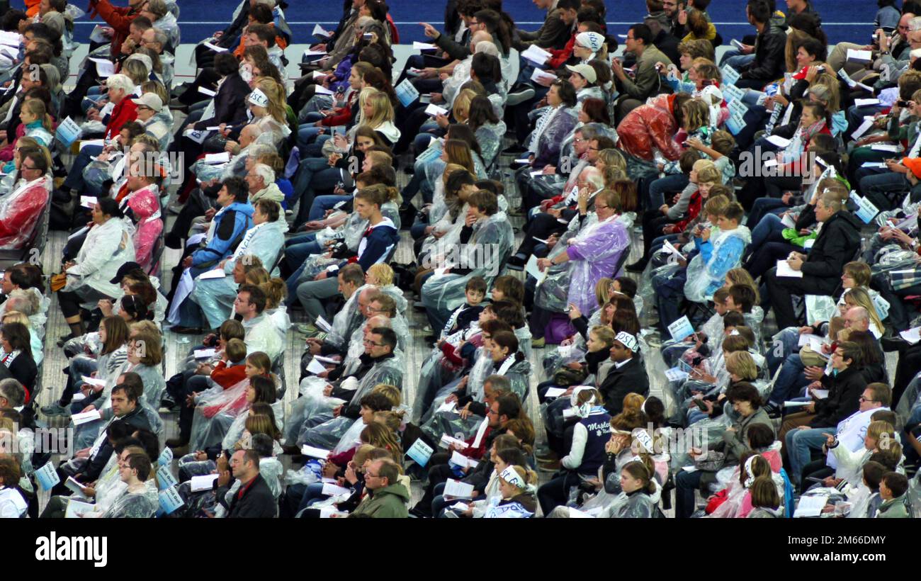 Papst Benedikt XVI im Berliner Olympiastadion Josef Ratzinger Besucher mit großer Anteilnahme und Regenschutz Stockfoto