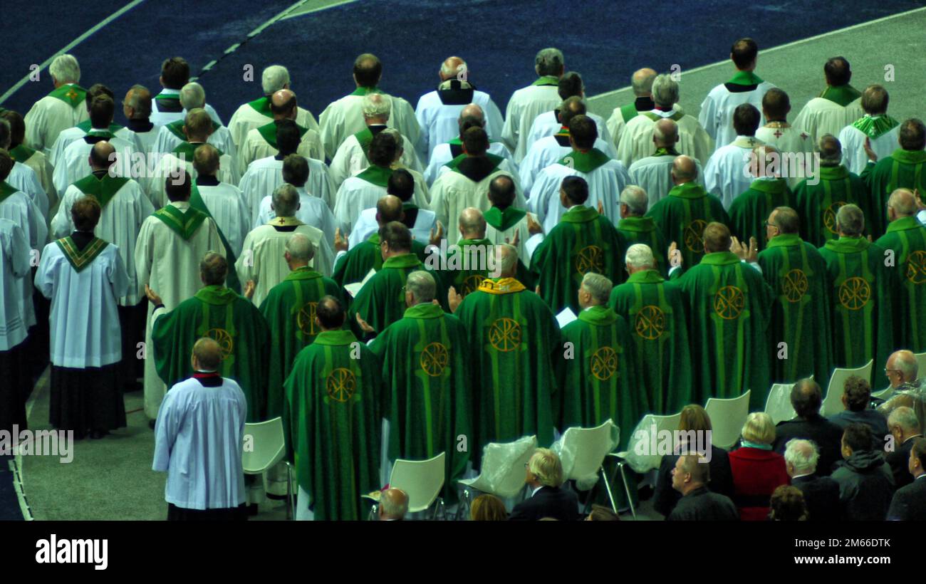 Papst Benedikt XVI im Berliner Olympiastadion Josef RatzingerFast alle klerikalen Würdenträger hat während des Hochamtes ihre Kappen abgenommen:Soli Deo Stockfoto