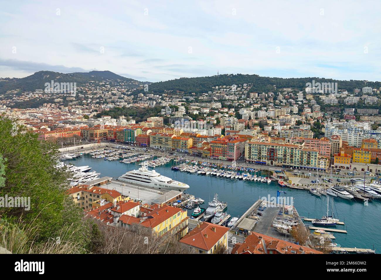 Port du Nice (der Hafen von Nizza) von oben gesehen in La Colline du Chateau in Nizza, Frankreich. Stockfoto