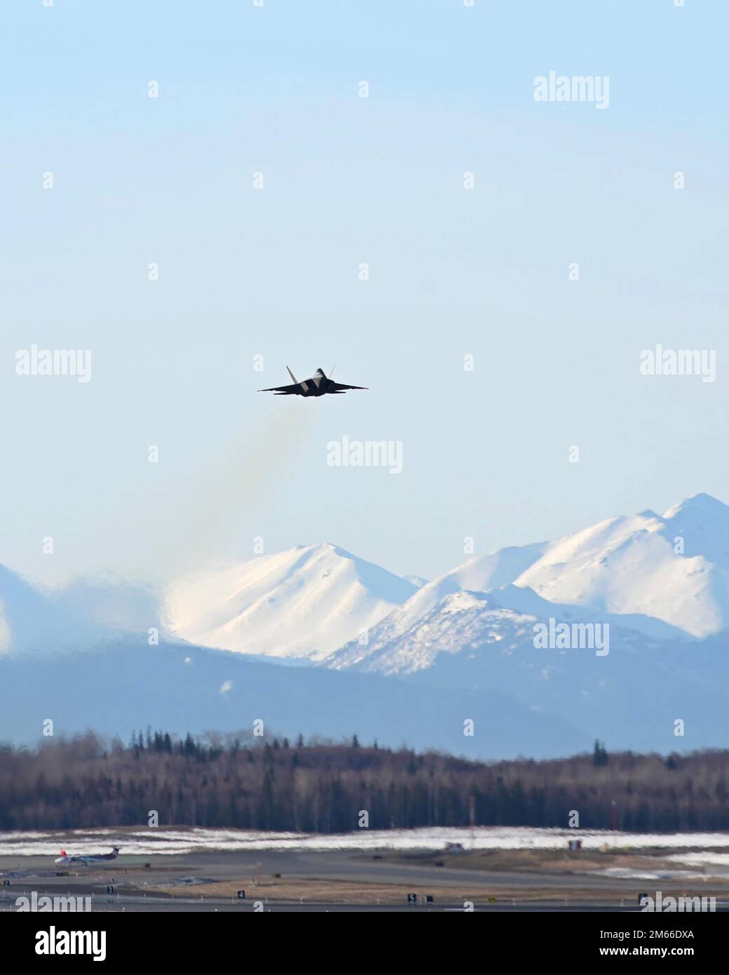 EIN US-AMERIKANISCHER Air Force F-22 Raptor, dem 3. Flügel zugewiesen, startet vom Ted Stevens Anchorage International Airport während der Polar Force 22-4 in Anchorage, Alaska, 7. April 2022. Die F-22 führt sowohl Luft-Luft- als auch Luft-Boden-Missionen durch und ist somit ein wichtiges Werkzeug für die Air Force des 21. Jahrhunderts. Die Eigenschaften des F-22 sorgen für Synergieeffekte und erhöhen die Letalität gegen alle hoch entwickelten Bedrohungen in der Luft. Stockfoto