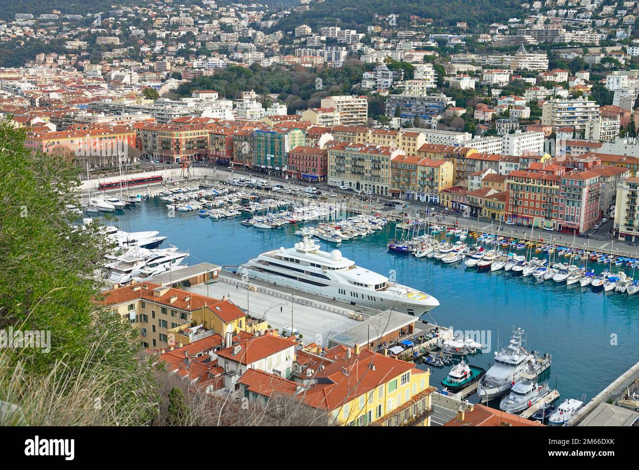 Port du Nice (der Hafen von Nizza) von oben gesehen in La Colline du Chateau in Nizza, Frankreich. Stockfoto
