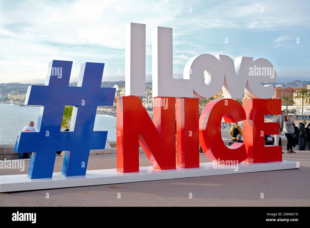 Hashtag „I Love Nice“-Schild mit Blick auf die Promenade des Anglais. Nizza, Frankreich - 2022. Dezember Stockfoto
