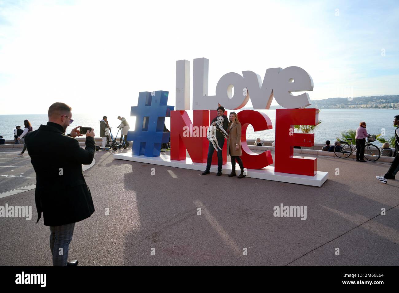 Hashtag „I Love Nice“-Schild mit Blick auf die Promenade des Anglais. Nizza, Frankreich - 2022. Dezember Stockfoto