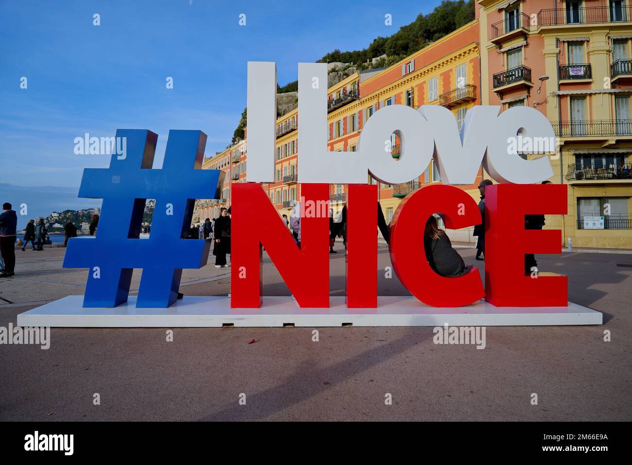 Hashtag „I Love Nice“-Schild mit Blick auf die Promenade des Anglais. Nizza, Frankreich - 2022. Dezember Stockfoto