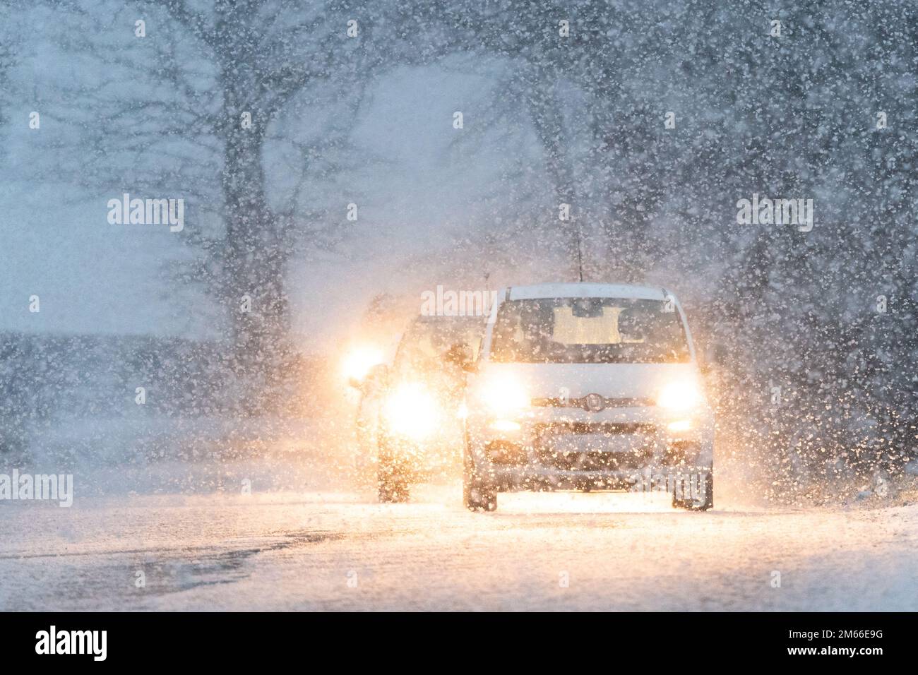 Autos, die im Schnee fahren – Schottland, Großbritannien Stockfoto