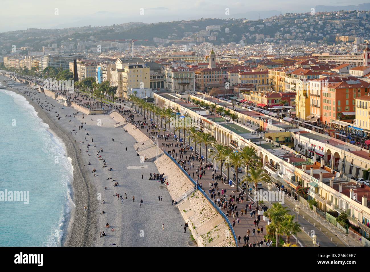 Blick über die Promenade des Anglais. Nizza, Frankreich - 2022. Dezember Stockfoto