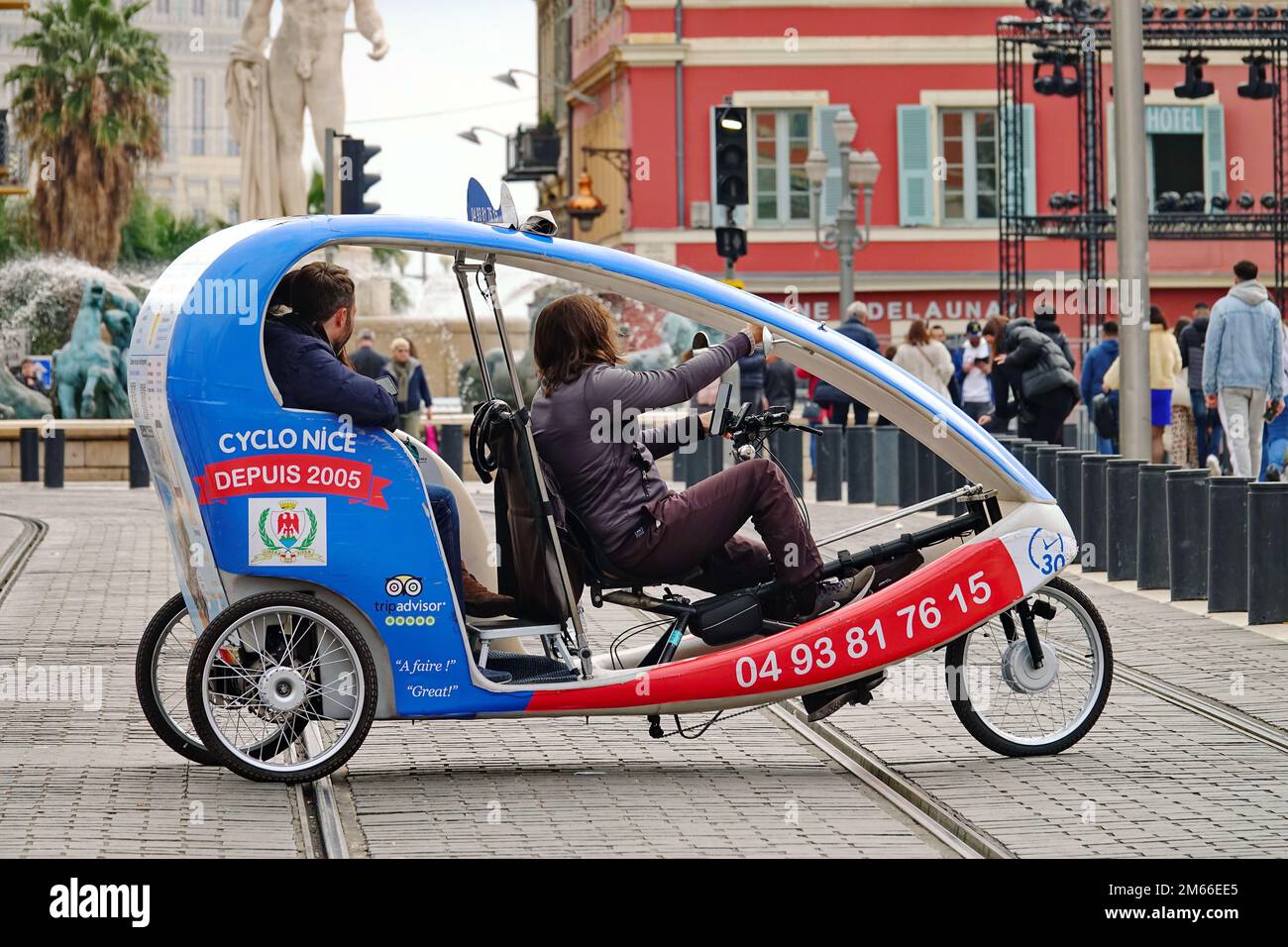 Elektrisches Dreirad für Sightseeing oder einfache Transfers im Stadtzentrum. Nizza, Frankreich - 2022. Dezember Stockfoto