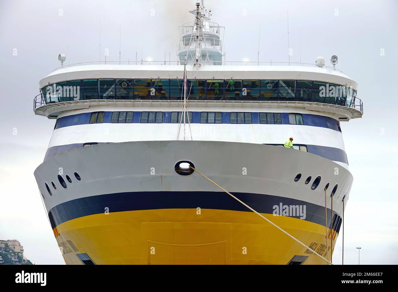 Blick auf eine gelbe Fähre Corsica Sardinia Ferries im Hafen von Nizza. Nizza, Frankreich - 2022. Dezember Stockfoto