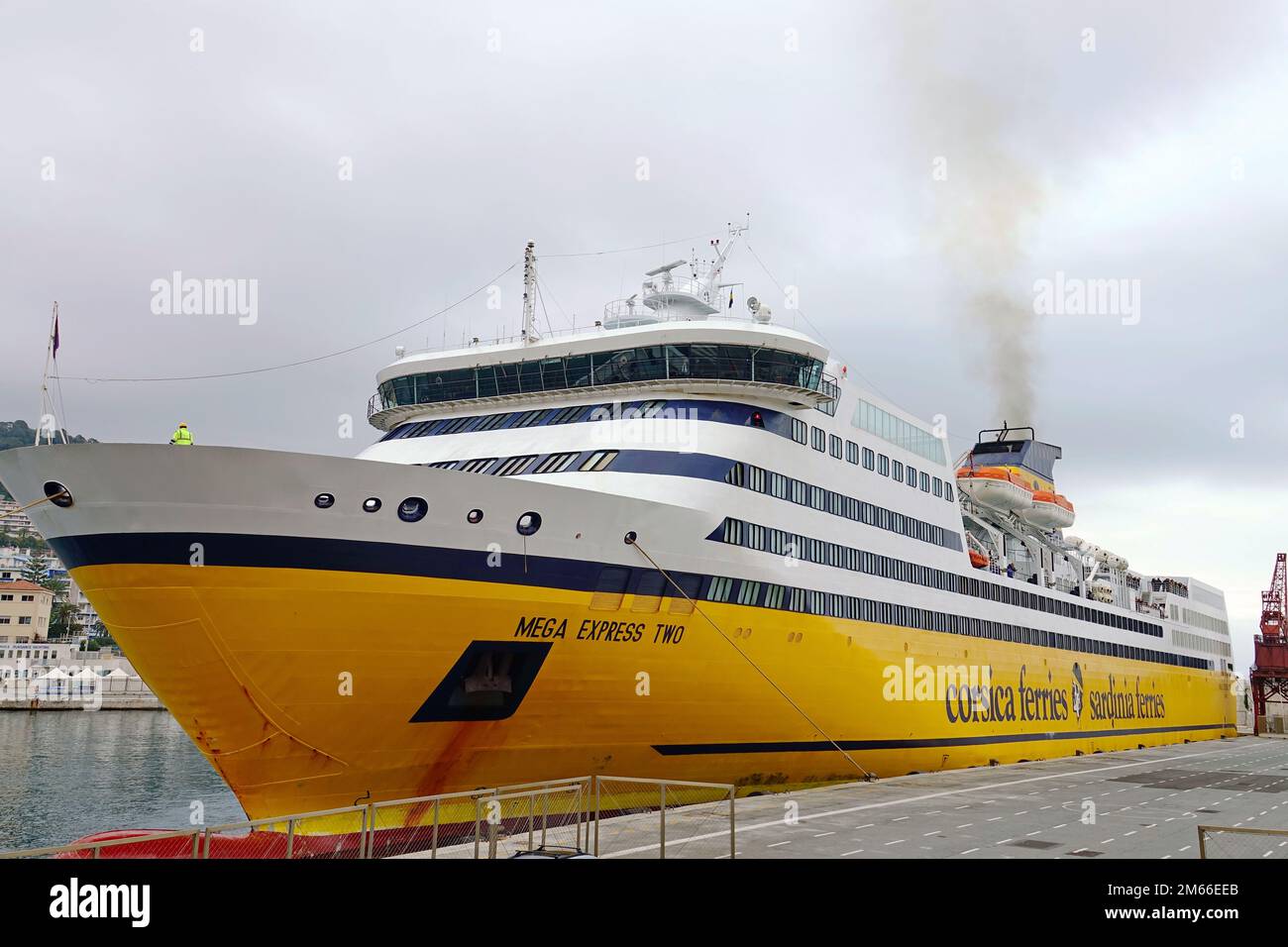Blick auf eine gelbe Fähre Corsica Sardinia Ferries im Hafen von Nizza. Nizza, Frankreich - 2022. Dezember Stockfoto