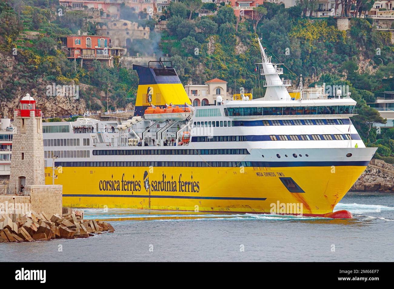 Blick auf eine gelbe Fähre Corsica Sardinia Ferries im Hafen von Nizza. Nizza, Frankreich - 2022. Dezember Stockfoto