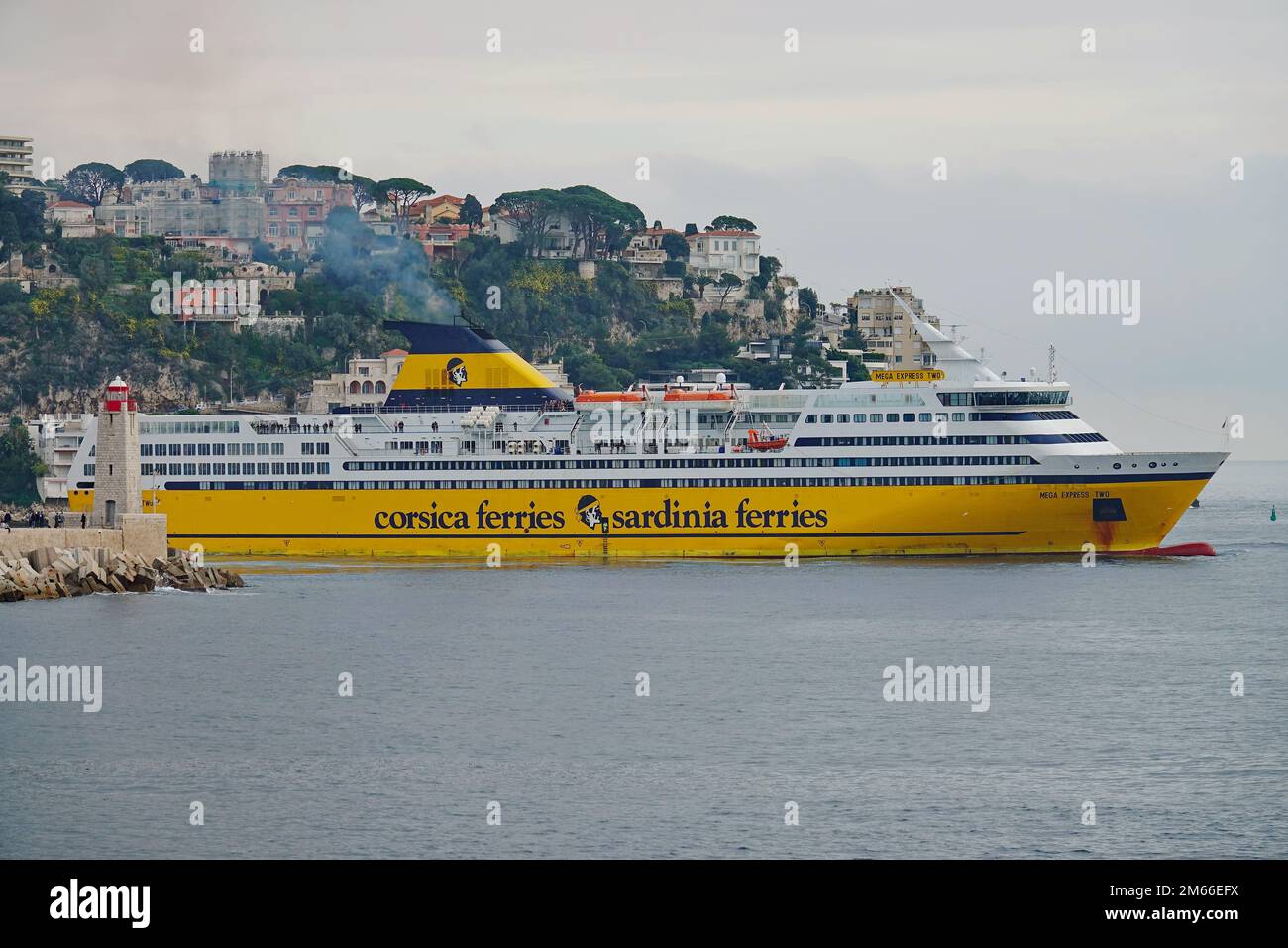 Blick auf eine gelbe Fähre Corsica Sardinia Ferries im Hafen von Nizza. Nizza, Frankreich - 2022. Dezember Stockfoto