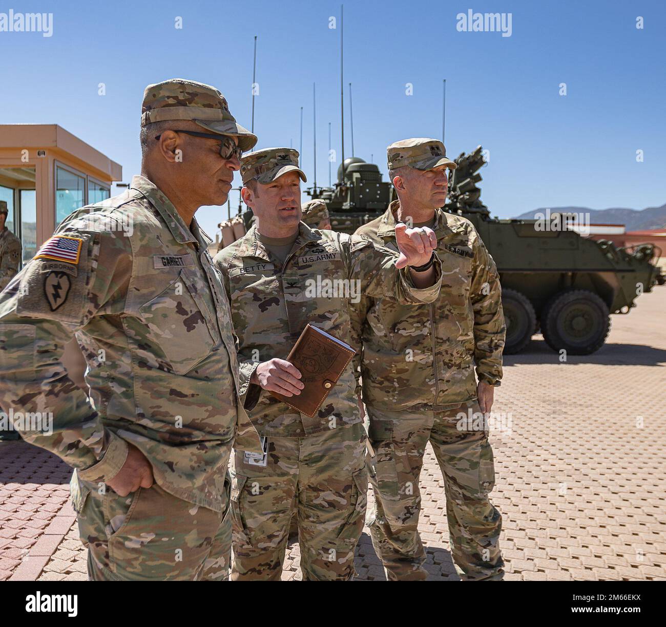 Oberst Joshua Betty, 4. Infanterieabteilung G3 (Zentrum) bespricht die Staff-Übung der Division (STAFFEX) mit General Michael Garrett (links), kommandierender General der USA Einsatzkommando und Generalleutnant David Hodne (rechts), kommandierender General von 4. Inf. Div Und Fort Carson in Fort Carson Colorado, 7. April 2022. Stockfoto