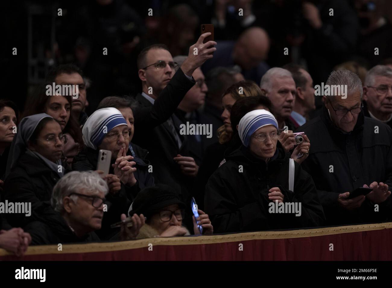 Vatikanstadt, Vatikan, 2. Januar 2023. Betet treu, bevor der Leichnam des verstorbenen Papstes Emeritus Benedict XVI in der Öffentlichkeit in St. Petersdom im Vatikan. Maria Grazia Picciarella/Alamy Live News Stockfoto