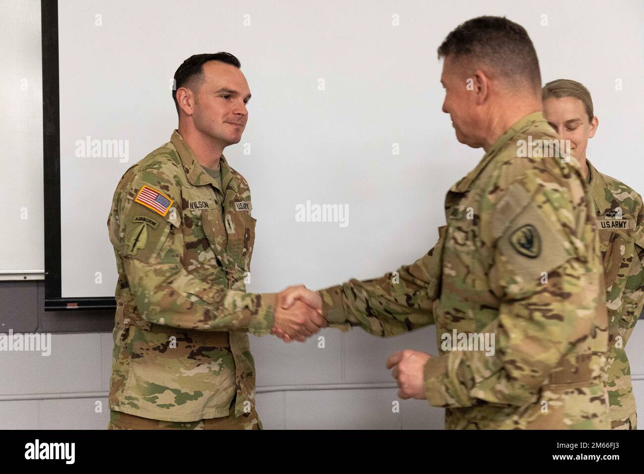 USA Armeebrig. General Stanley Budraitis, stellvertretender Befehlshaber des United States Army Aviation Center of Excellence, überreichte den Soldaten der Klasse 0922-22, 1. Bataillon, 212. Luftfahrtregiment, 7. April 2022 in Fort Rucker, Alabama. Stockfoto