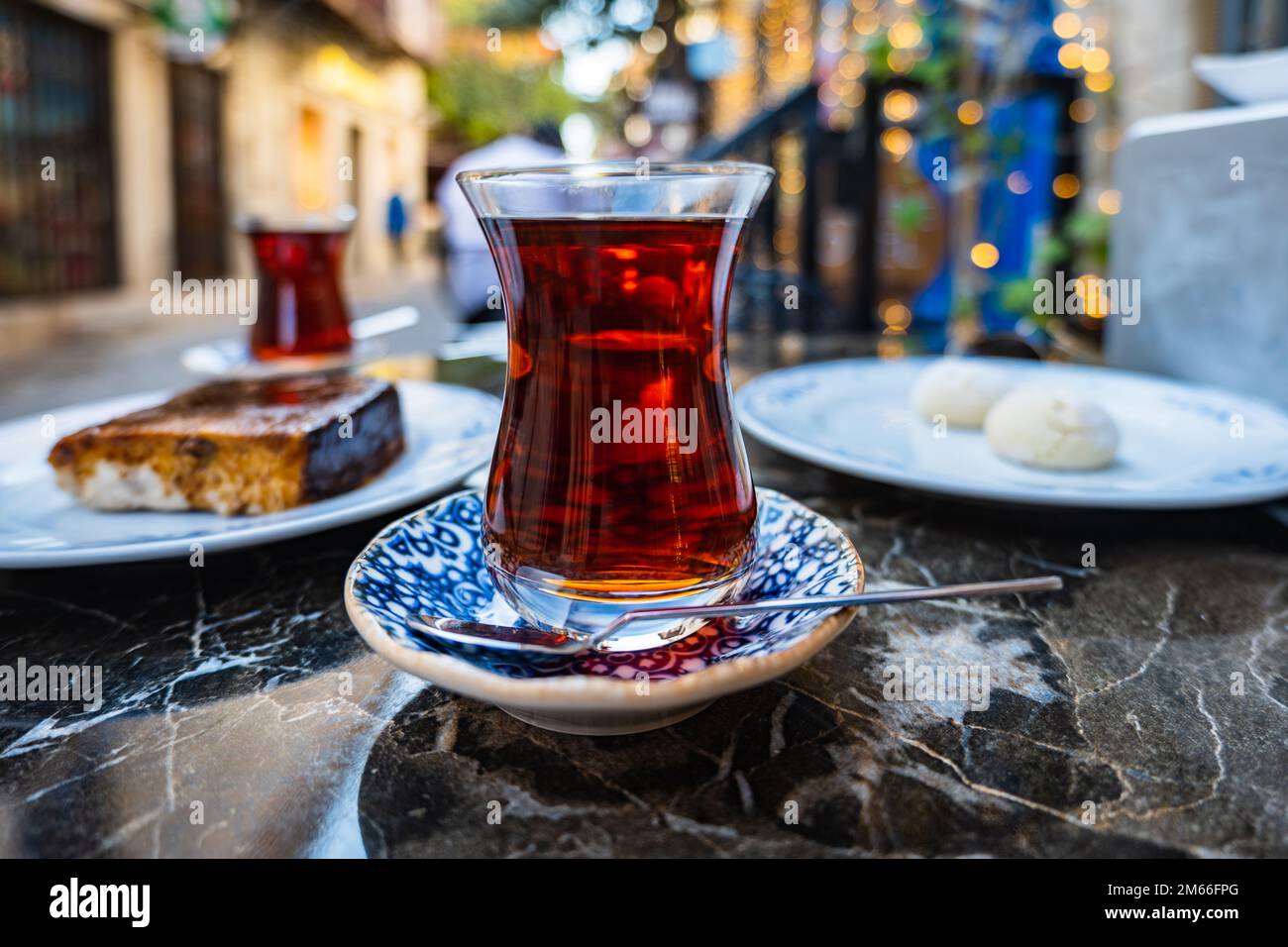 Türkischer Tee in traditionellem Teeglas und Untertasse in der Türkei, Straßenfoto Stockfotografie