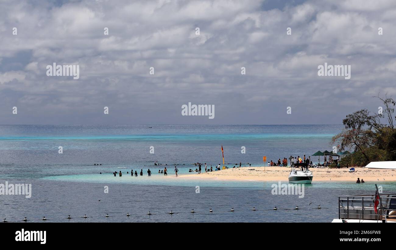 371 Strand und Strandbesucher am nordwestlichen Ende von Green Island-Wunyami des Great Barrier Reef. Cairns-Australien. Stockfoto