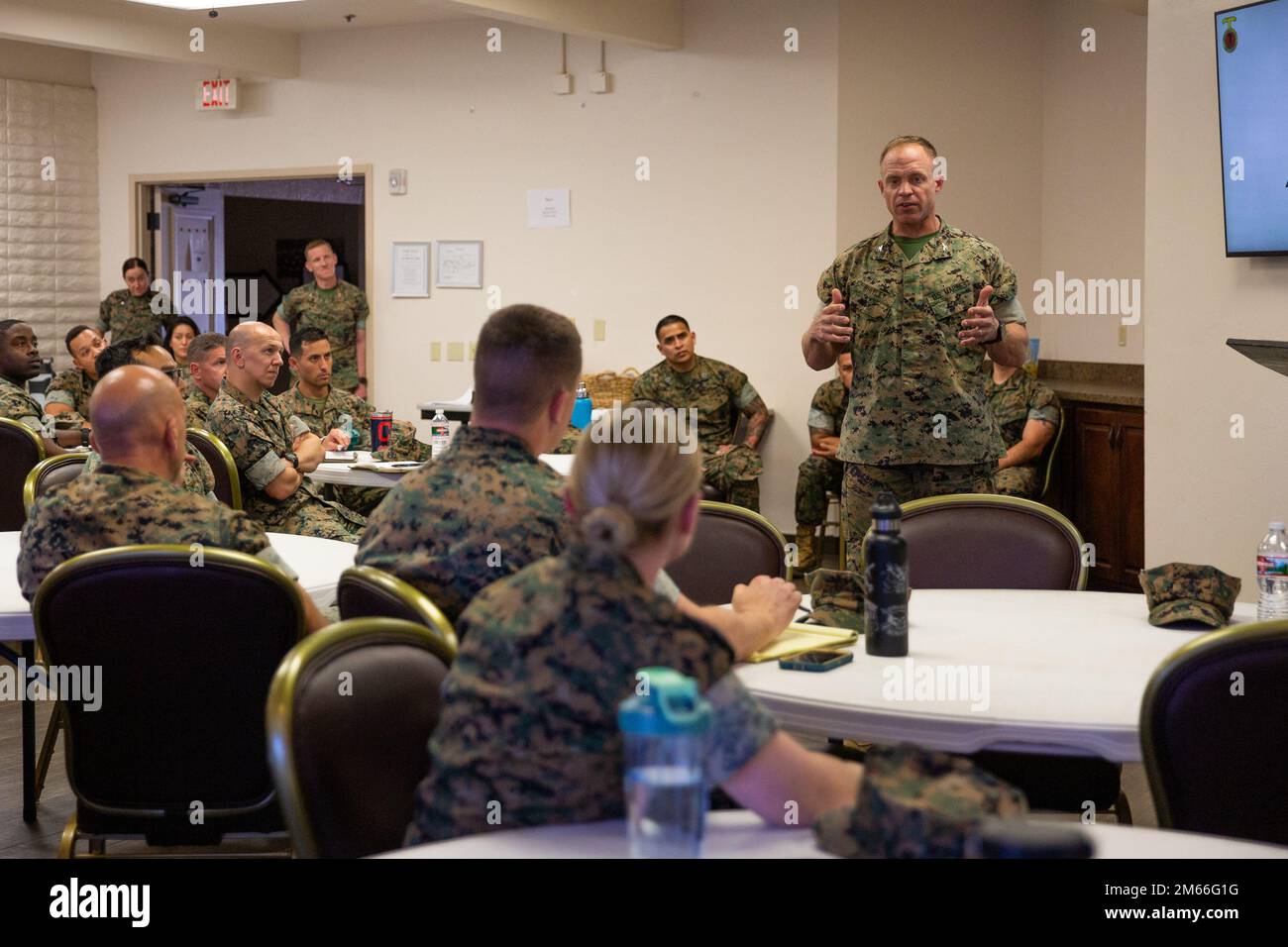 USA Marinekollege Daniel Whitley, der kommandierende Offizier des Hauptquartiers und des Stützbataillons, Marinekorps Basislager Pendleton, unterrichtet einen Kurs über Ernährung und Fitness im Marine Corps Family Team Building Center in Camp Pendleton, Kalifornien, 7. April 2022. Eines der Themen, über die Whitley gesprochen hat, war, zu lernen, wie wichtig es ist, sich um sich selbst zu kümmern, wenn man einen aktiven Körper betankt. Whitley war professioneller Bodybuilder und verfügt über 24 Jahre Erfahrung in der Fitness- und Ernährungsindustrie. Stockfoto