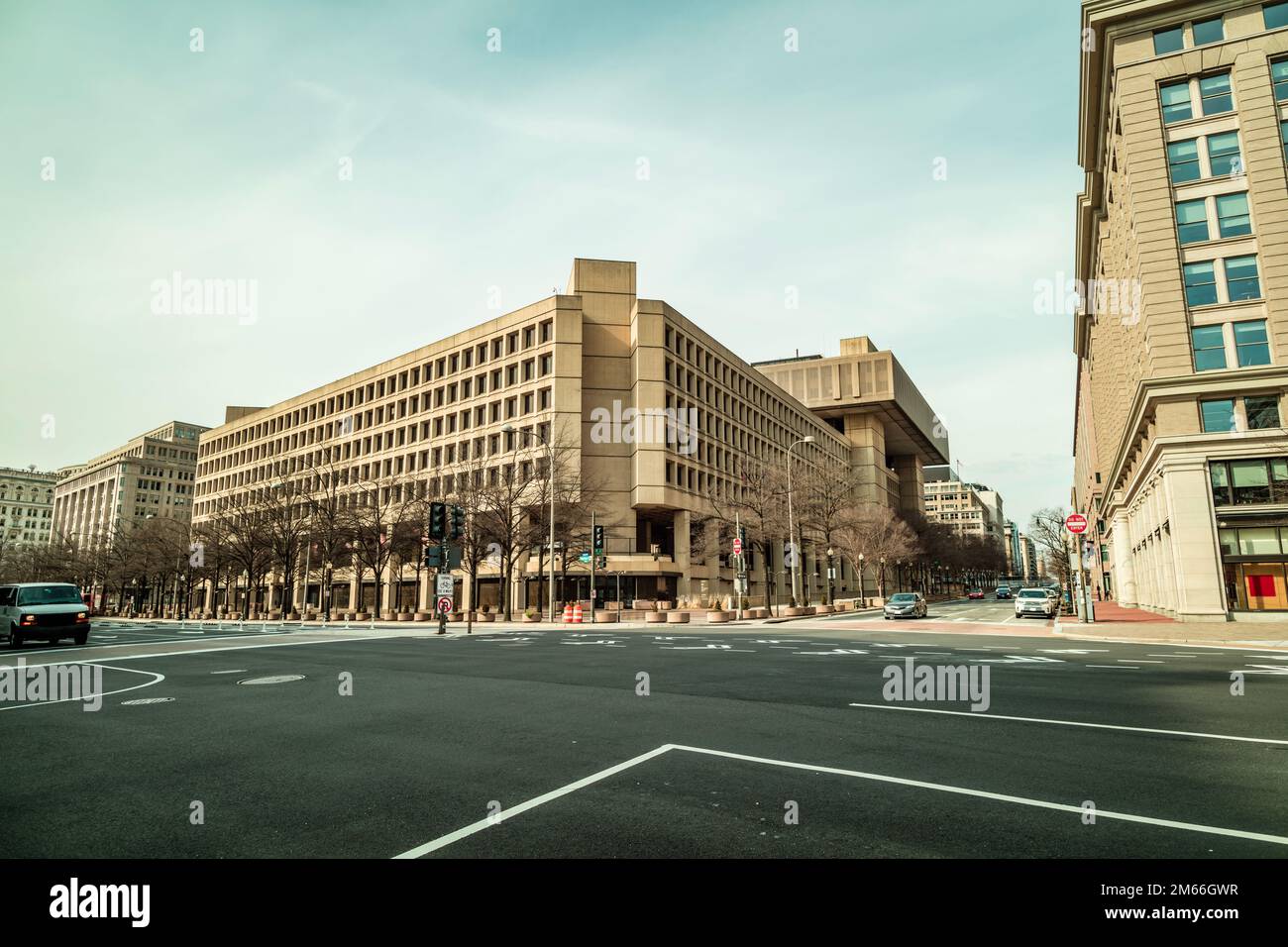 Das J. Edgar Hoover Building, Hauptquartier des Federal Bureau of Investigation (FBI) in Washington, DC, von der Kreuzung Pennsylvania aus gesehen Stockfoto