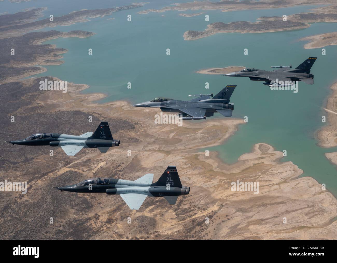 Zwei T-38-Talons vom Luftwaffenstützpunkt Laughlin, Texas, fliegen in Formation mit 2 F-16 Falcons vom Luftwaffenstützpunkt Holloman, New Mexico, am 7. April 2022. Die Flugzeuge des 4 haben sich zusammengeschlossen, um Formationsflüge über den Südwesten von Texas zu üben, bevor es zurück nach Laughlin für eine Präsentation für Flugschüler ging. Stockfoto