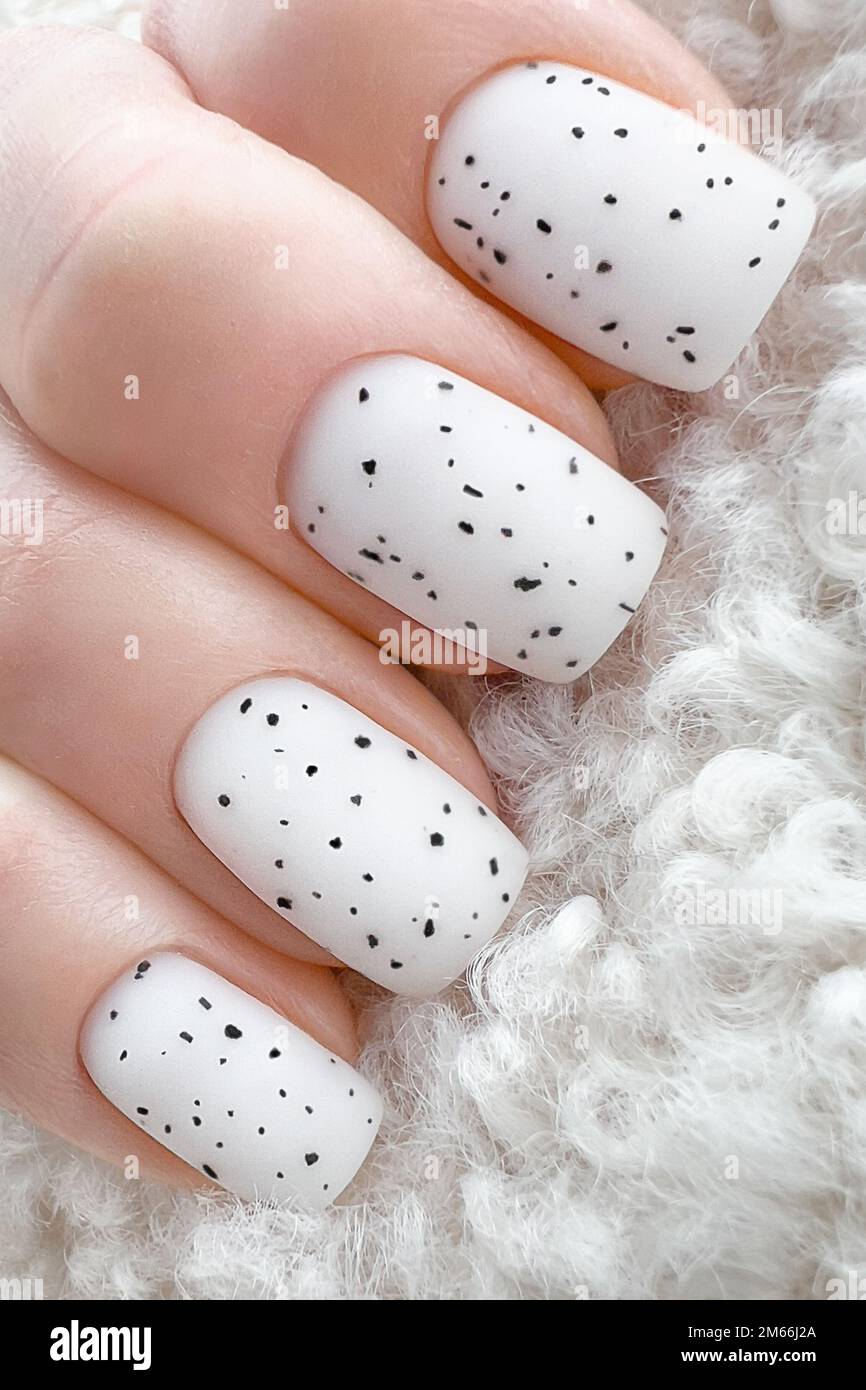 Snow White Maniküre auf weibliche Hände. Winter Nail Design. Stockfoto