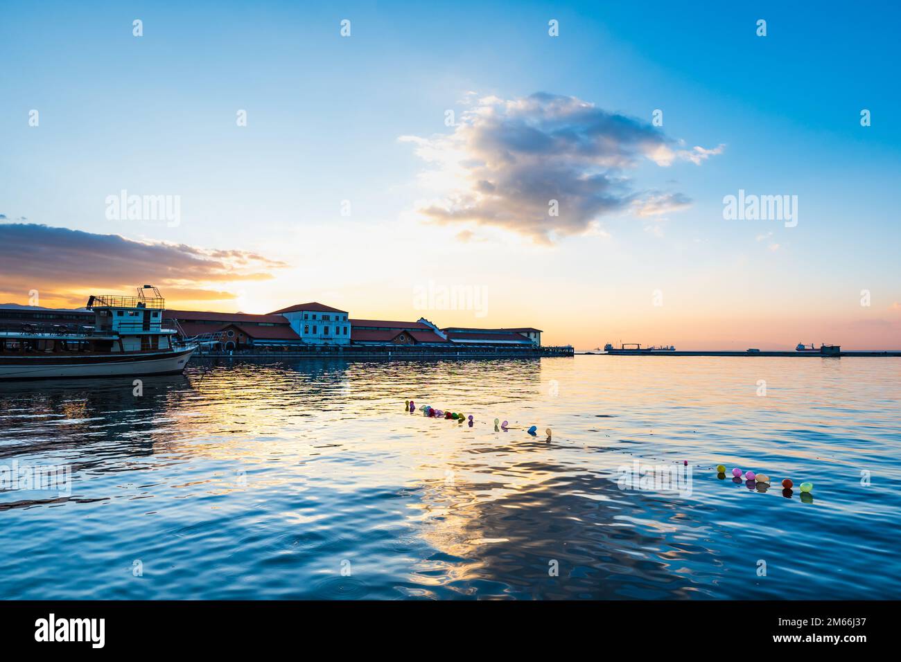 Izmir Kordon Meeresblick - ein wunderschöner Sonnenuntergang über Izmir Stadt am Meer, bekannt als Kordon, in Izmir Stadt, Türkei Stockfoto