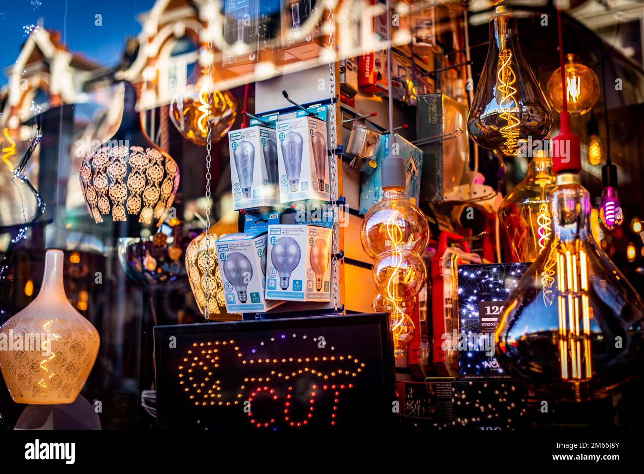 Ein elektrisches Schaufenster mit einer Reihe von verschiedenen Beleuchtungskörpern und Lampen. Seltsame und wundervolle Formen, die Energie und Elektrizität illustrieren. Stockfoto