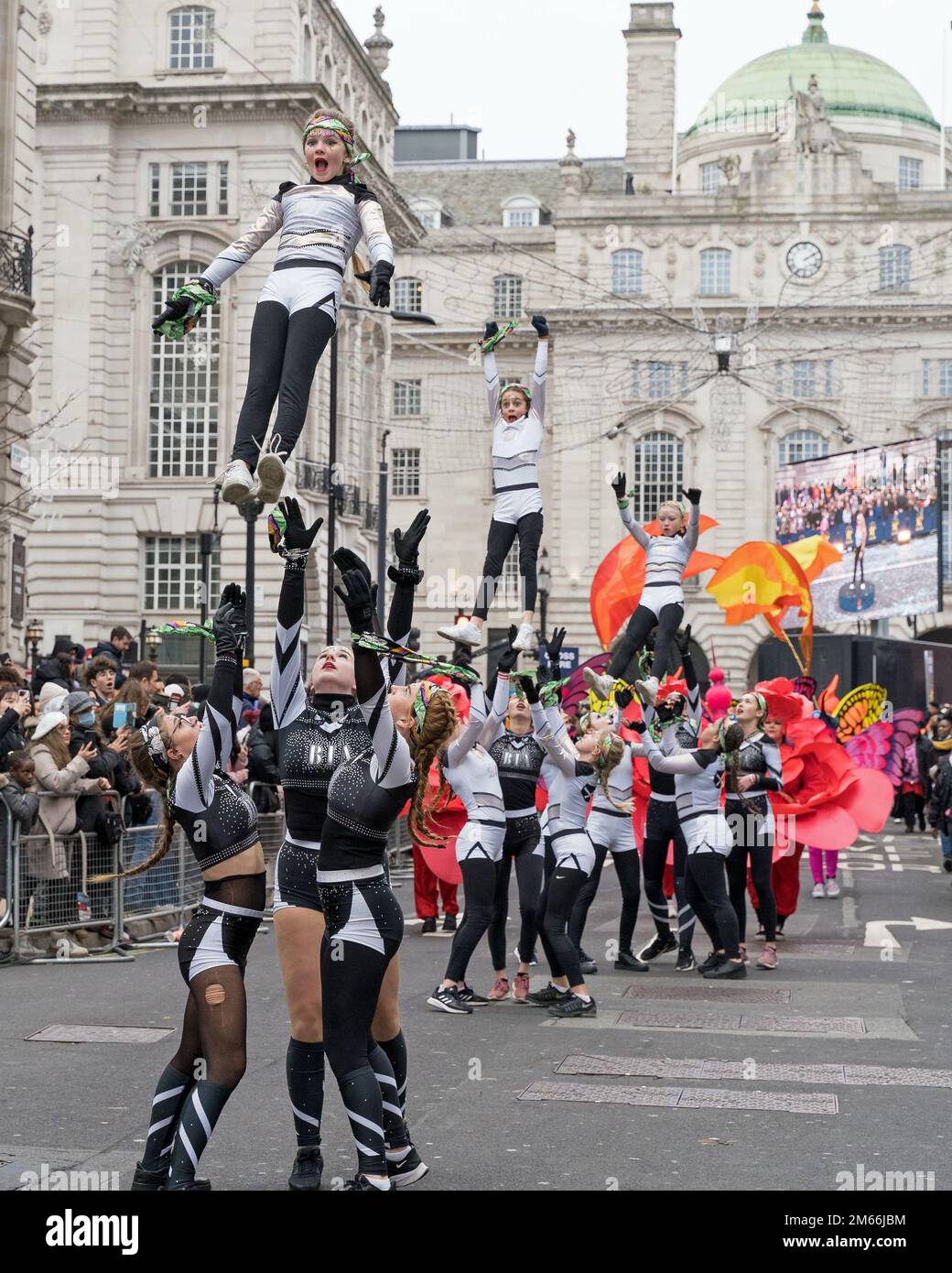 Die Tänzer der Londoner Neujahrsparade werden in die Luft geworfen Stockfoto