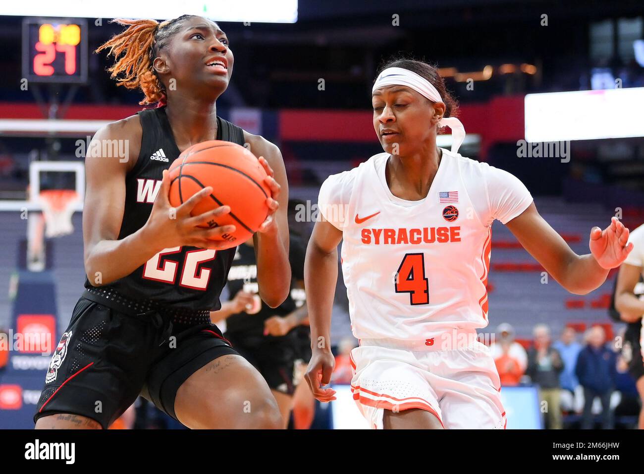 1. Januar 2023: NC State Wolfpack Guard Saniya Rivers (22) fährt zum Korb, während Syracuse Orange Guard Teisha Hyman (4) während der zweiten Hälfte eines Basketballspiels der NCAA WomenÕs am Sonntag, den 1. Januar 2023 auf der JMA Wireless Dome in Syracuse, New York verteidigt. Rich Barnes/CSM Stockfoto