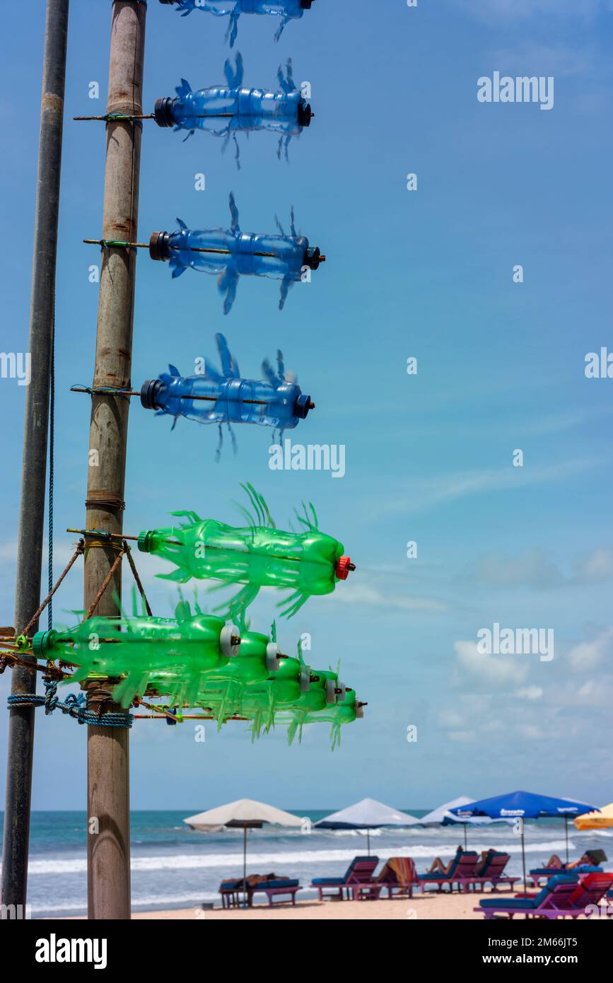 Windmühlen auf Balis Kuta Beach zum Verkauf. Stockfoto