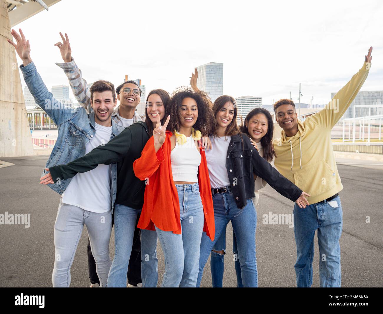 Eine Gruppe junger, vielfältiger Teenager-Freunde, die sich auf der Straße amüsieren Stockfoto
