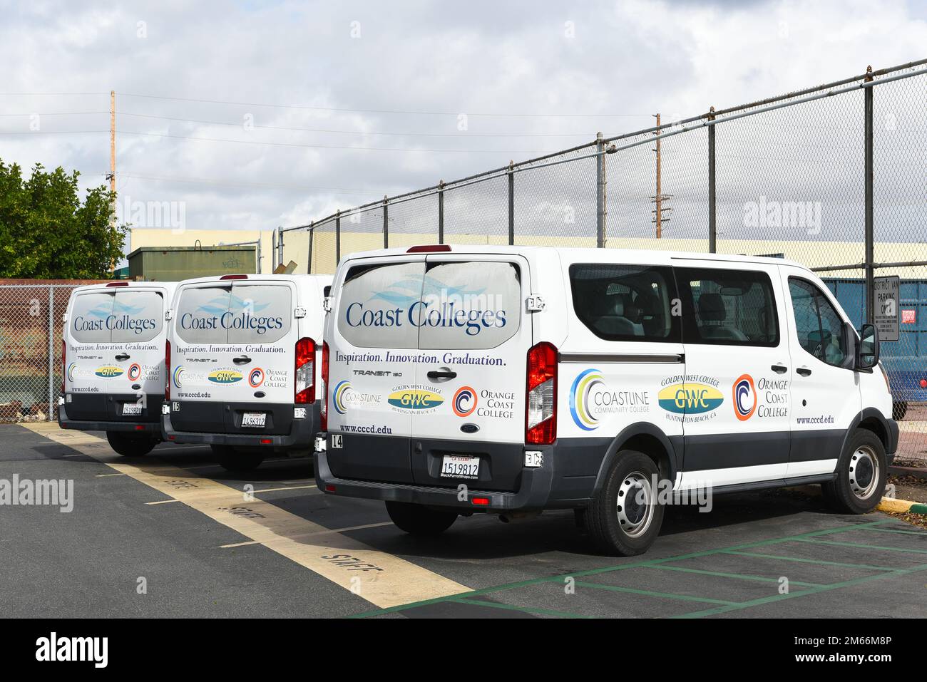 HUNTINGTON BEACH, KALIFORNIEN - 01. JANUAR 2023: Coast Colleges Vans parken auf dem Campus des Golden West College. Stockfoto