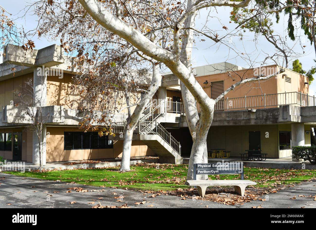 HUNTINGTON BEACH, KALIFORNIEN - 01. JANUAR 2023: Sportunterrichtsgebäude auf dem Campus des Golden West College. Stockfoto