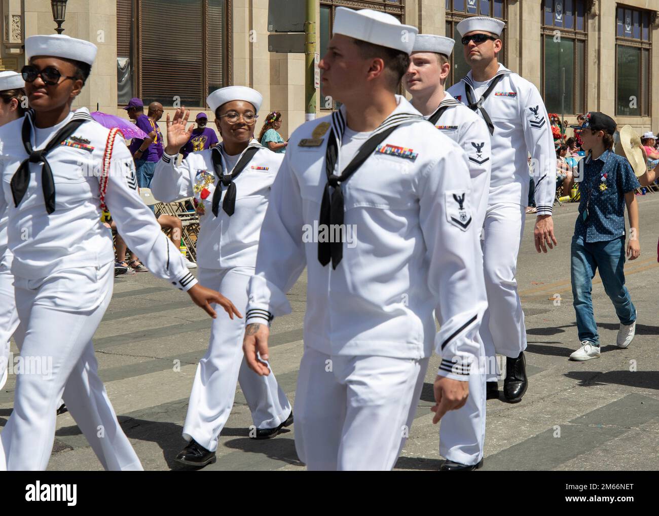 USA Navy Sailor Walks in the Battle of the Flowers Parade im Zentrum von San Antonio, Texas, 8. April 2022. Die Schlacht der Blumen Parade ehrt die Helden von Alamo, Goliad und der Schlacht von San Jacinto. Es ist die Gründungsveranstaltung der Fiesta San Antonio und die einzige Parade in den USA, die ausschließlich von Frauen, die alle Freiwillige sind, produziert wird. Stockfoto