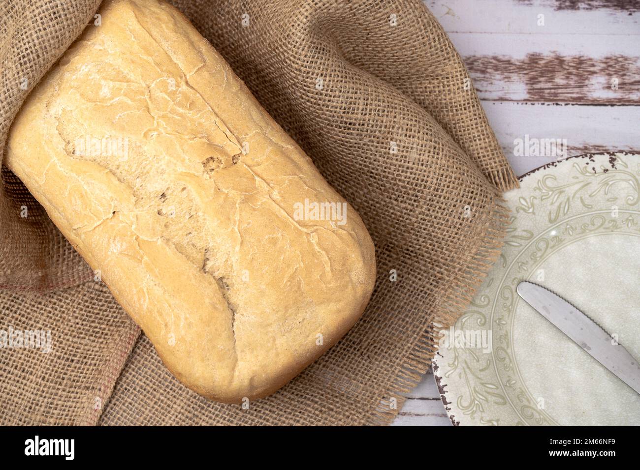 Aus der Vogelperspektive hausgemachtes Brot, das aus einer gewöhnlichen Brotmaschine hergestellt wurde. Stockfoto