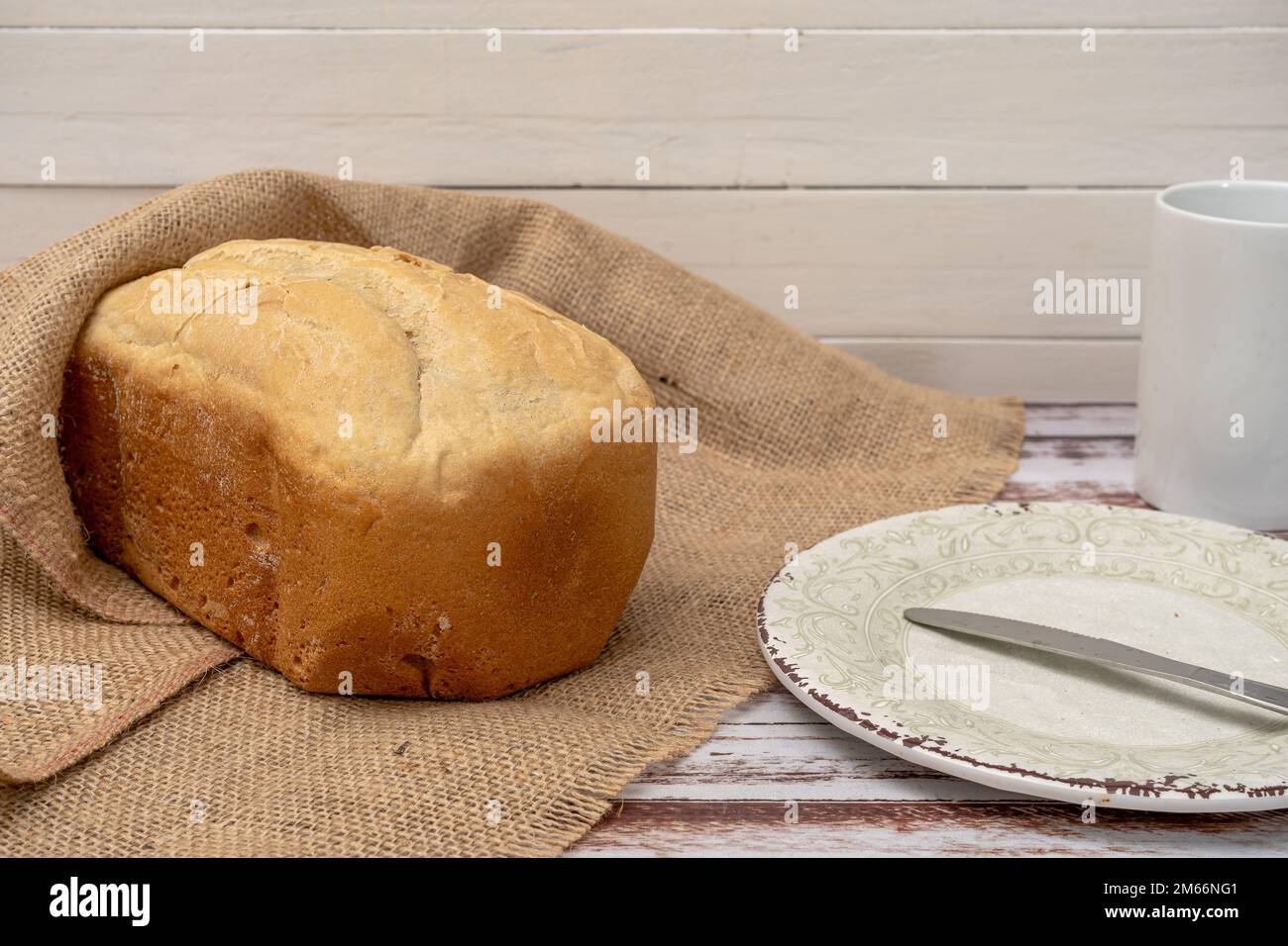 Hausgemachtes Brot, das mit einer eigenen Brotmaschine zubereitet wird. Stockfoto