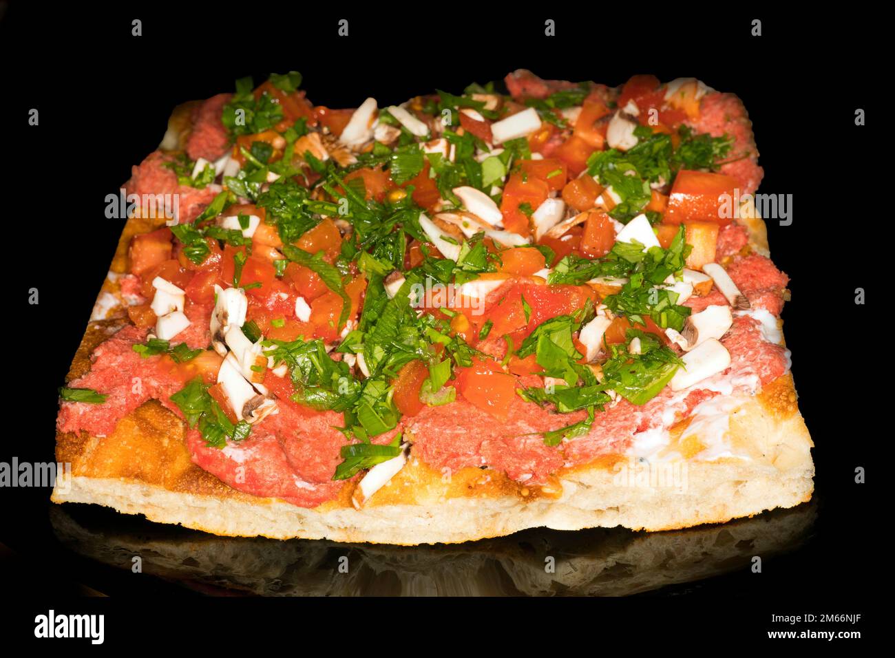 Brot mit Hackfleisch, Zwiebeln und Knoblauch Stockfoto