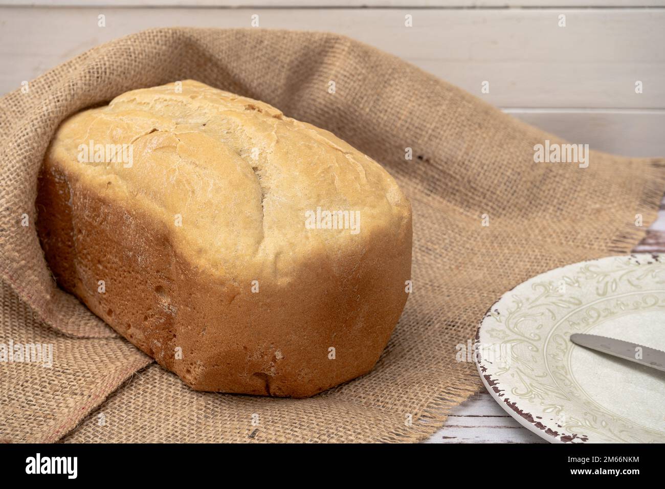 Ein hausgemachtes Brot, das mit einer Brotmaschine gemacht wurde. Stockfoto