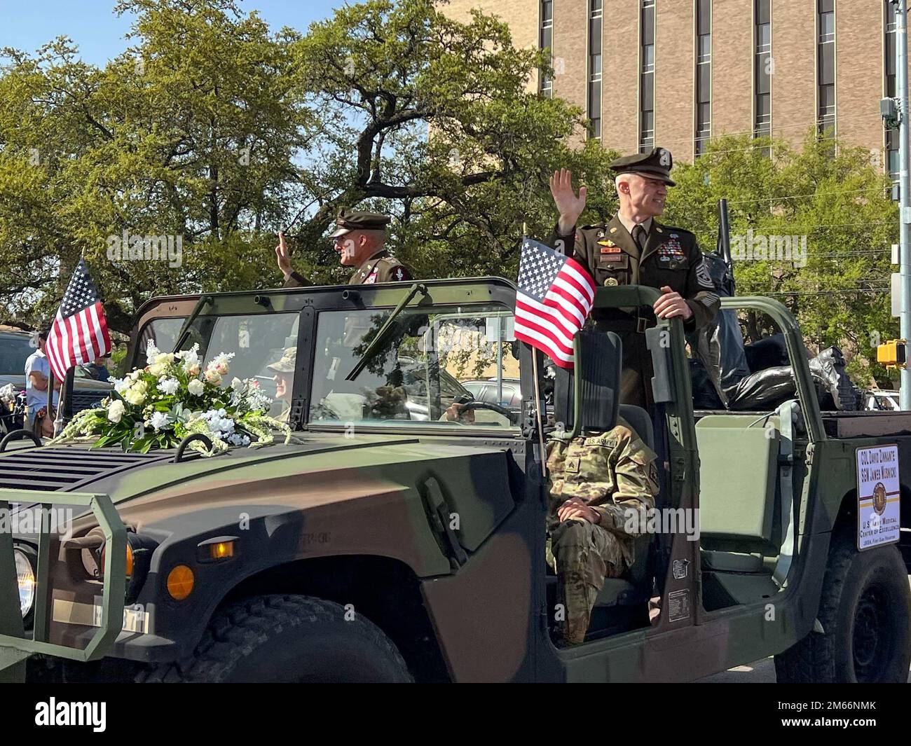 Von links, USA Armeekollege David Zinnante und Sergeant Major James Musnicki, USA Army Medical Center of Excellence Stabschef und Direktion für Ausbildung und akademische Angelegenheiten Sergeant Major, winkt den Teilnehmern während der Battle of Flowers Parade im Zentrum von San Antonio, Texas, 8. April 2022 zu. Die Schlacht der Blumen Parade ehrt die Helden von Alamo, Goliad und der Schlacht von San Jacinto. Es ist die Gründungsveranstaltung der Fiesta San Antonio und die einzige Parade in den USA, die ausschließlich von Frauen, die alle Freiwillige sind, produziert wird. Stockfoto