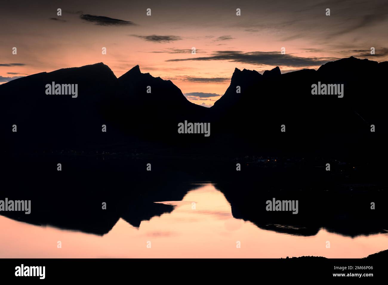 Wunderschöner Sonnenuntergang von der Plattform Bergsbotn auf Senja Island, Norwegen Stockfoto