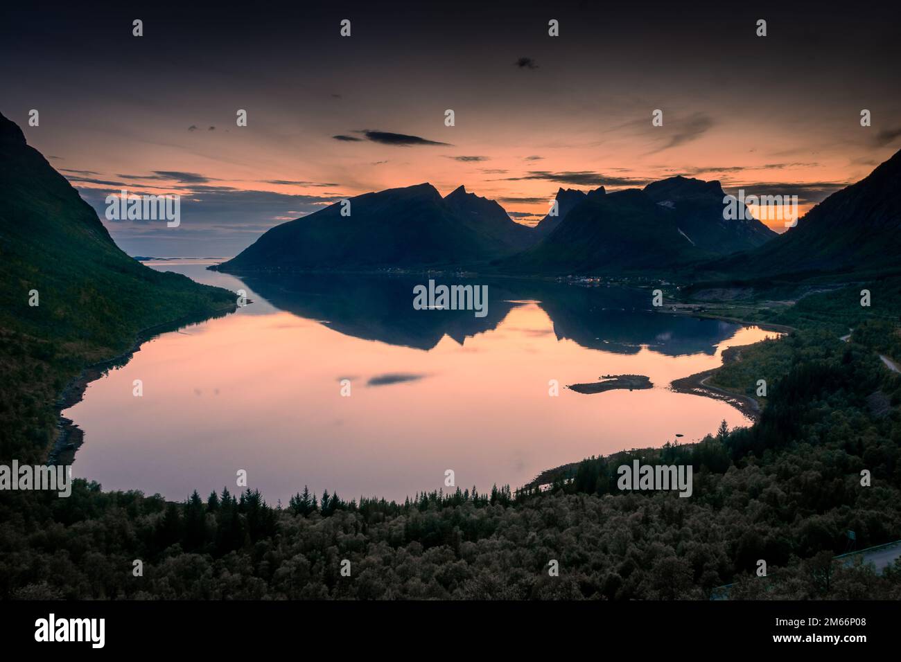 Wunderschöner Sonnenuntergang von der Plattform Bergsbotn auf Senja Island, Norwegen Stockfoto