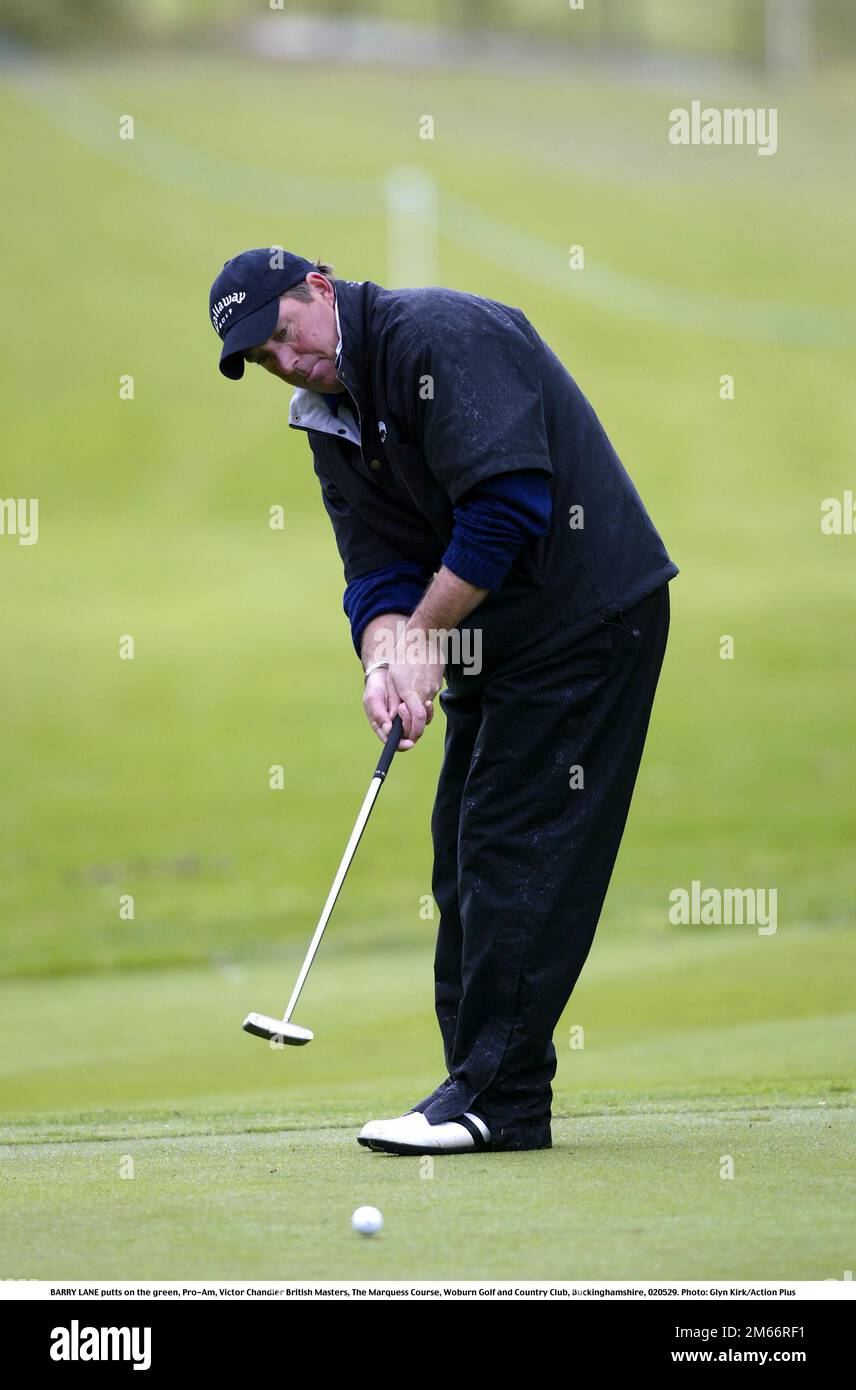 BARRY LANE Putts on the Green, Pro-am, Victor Chandler British Masters, The Marquess Course, Woburn Golf and Country Club, Buckinghamshire, 020529. Foto: Glyn Kirk/Action Plus.2002.Golfer Golfer.Putting putt.greens.celebrities Prominente Celeb Celebs Stockfoto