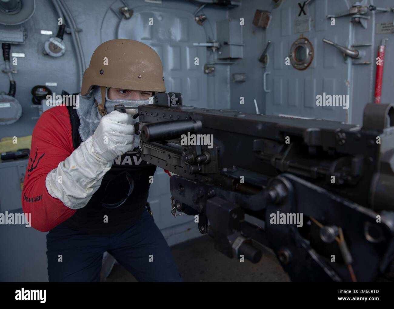 220408-N-VJ326-1158 PAZIFIK (8. April 2022) – Aviation Ordnanceman Airman Robert Douglass aus Ansonia, Conn., zielt auf ein Maschinengewehr mit einem Kaliber .50 während des von der Besatzung gedienten Fehlzündungstrainings auf dem Amphibienschiff USS Tripoli (LHA 7) vom April 8 ab. Tripoli führt gerade Routineeinsätze in der US-3.-Flotte durch. Stockfoto