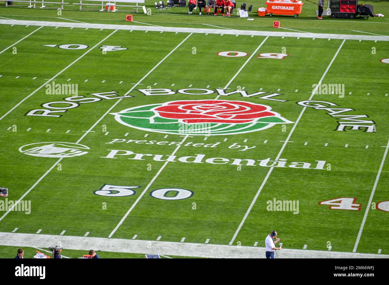Allgemeiner Überblick über das Rose Bowl Game Logo auf dem Spielfeld