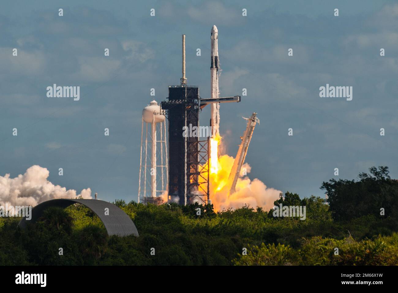 Eine Falcon 9 Rakete, die das Crew Dragon Raumschiff auf ihrem fünften Flug mit Astronauten an Bord transportiert, startet vom Space Launch Complex 39A im Kennedy Space Center, Florida, 5. Oktober 2022. Die Crew Dragon wird wieder auf See planschen. (USA Foto der Space Force von Joshua Conti) Stockfoto