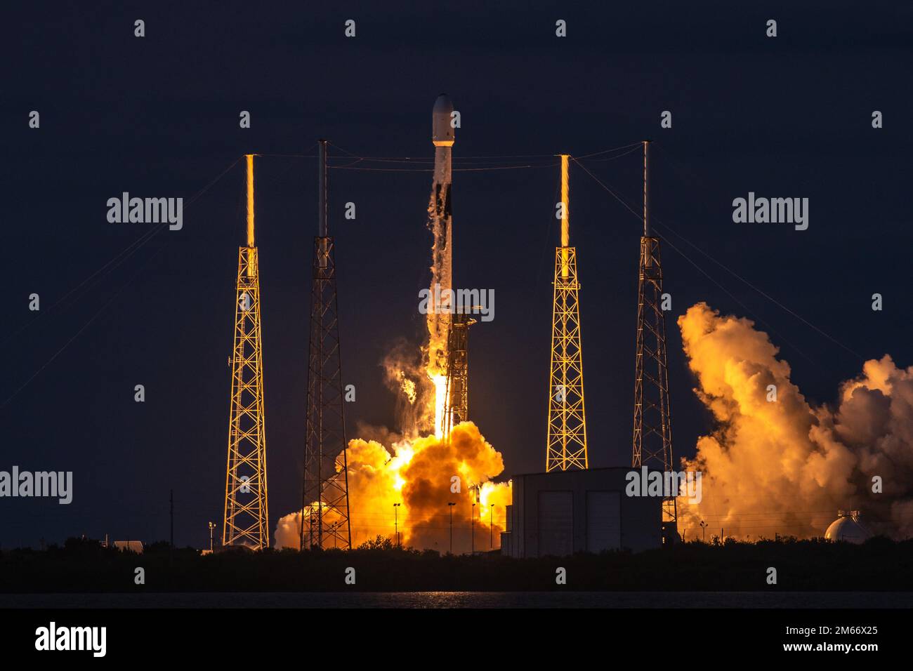Eine Falcon-9-Rakete startet einen Satelliten namens INTELSAT G33-G34 aus dem Space Launch Complex 40 in der Space Force Station Cape Canaveral, Florida, 8. Oktober 2022. INTELSAT G33-G34 wird Kunden in Lateinamerika Mediendienste bereitstellen und Breitbandkommunikation bereitstellen. (USA Foto der Space Force von Joshua Conti) Stockfoto