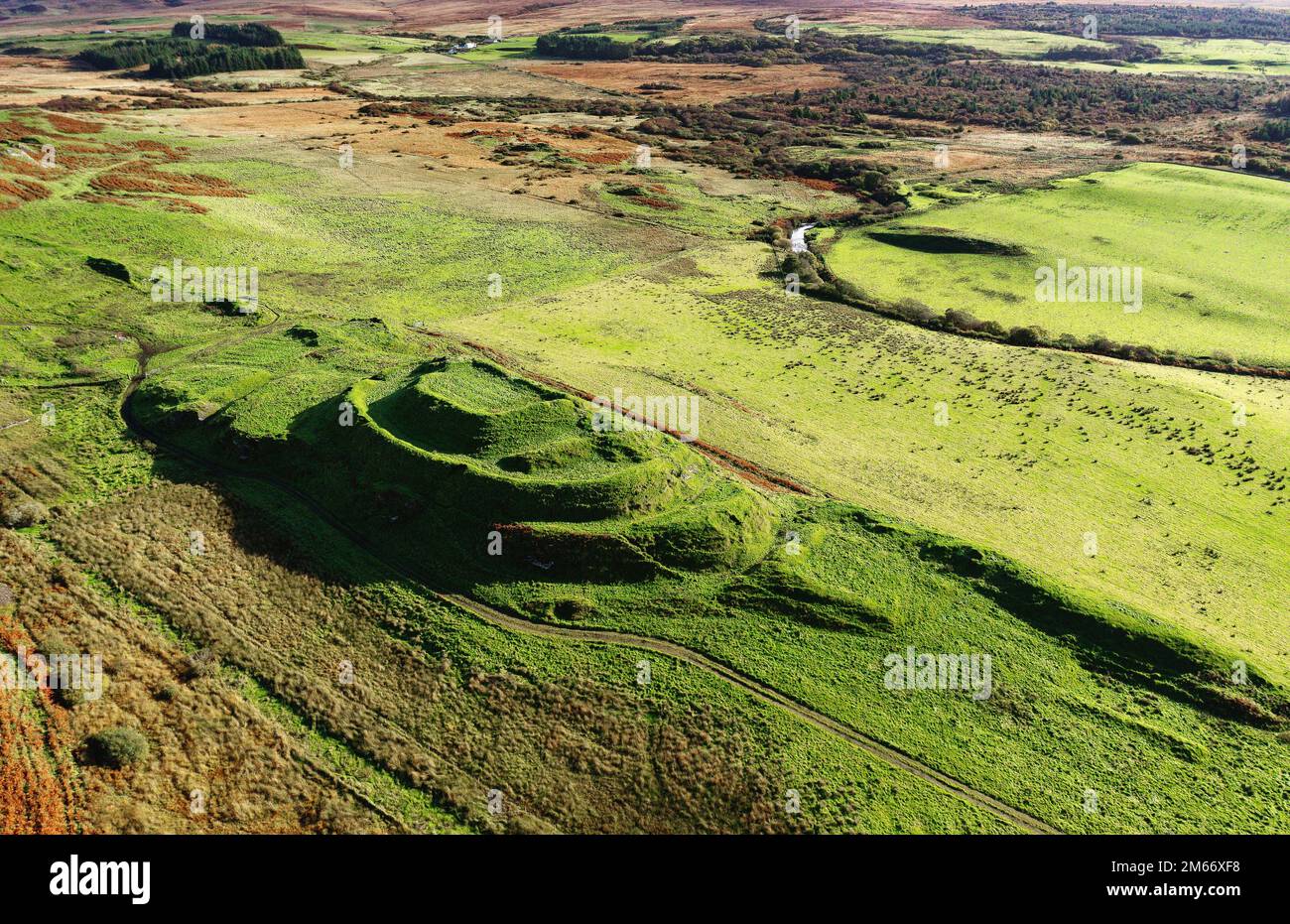 Dun nosebridge multivalates prähistorisches Fort aus der Eisenzeit, Hügel über dem Fluss Laggan, Islay, Innere Hebriden, Schottland. Antenne. Nach Osten Stockfoto