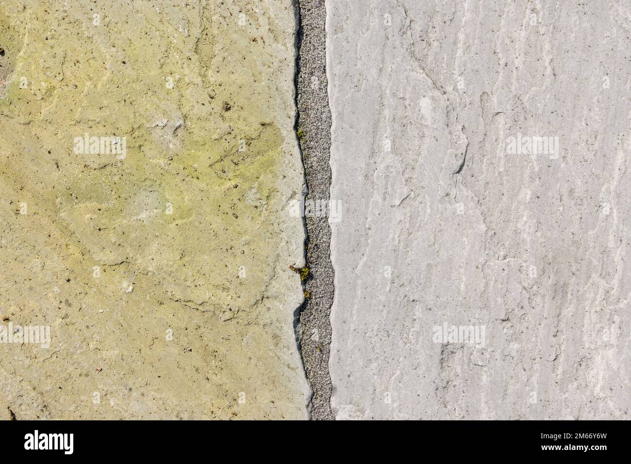 Reinigung der Gartenterrasse. Sandsteinpflaster vor und nach dem Waschen mit dem Hochdruckreiniger, UK. Stockfoto