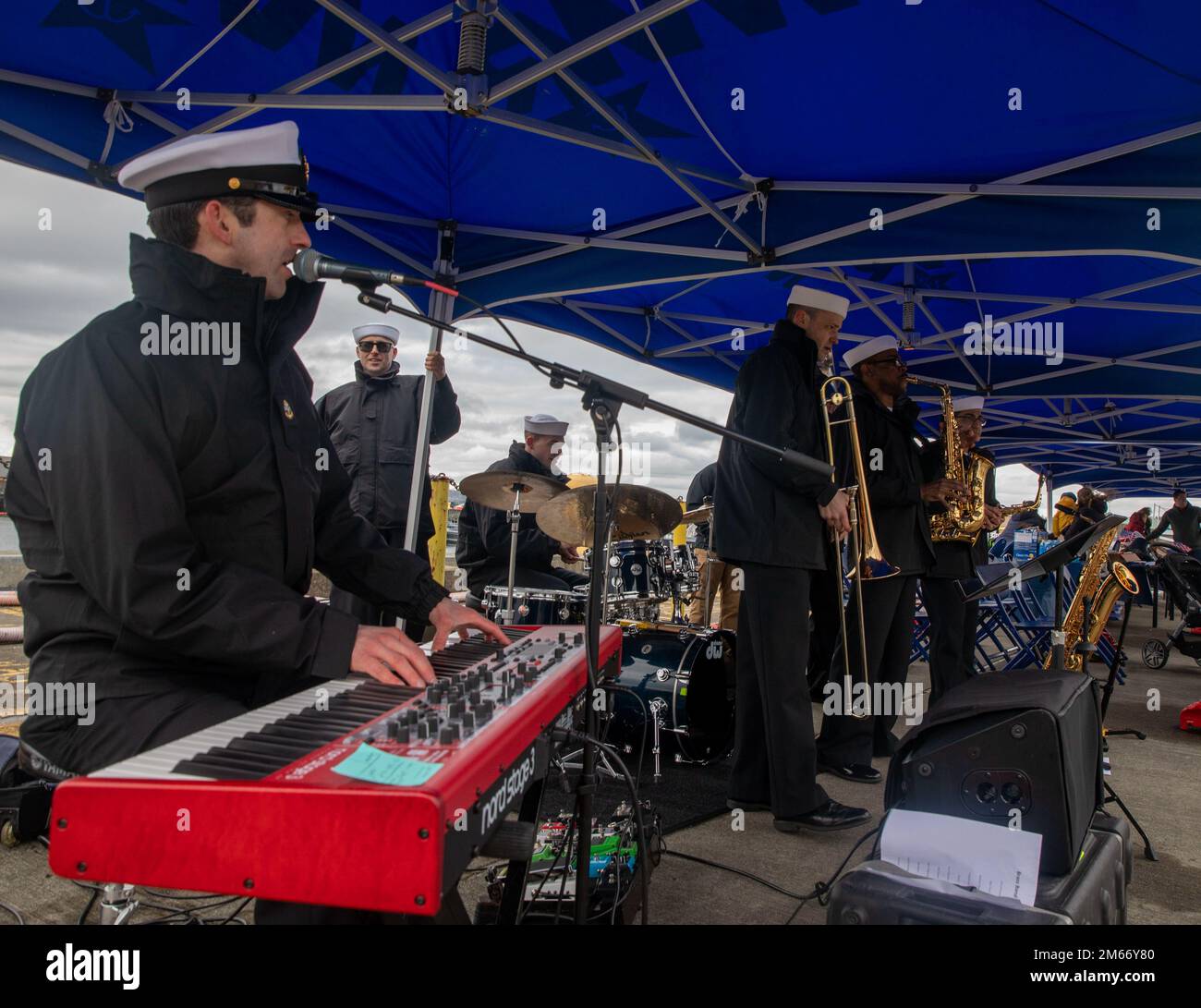 Matrosen, die der Navy Band Northwest zugeteilt wurden, treten als