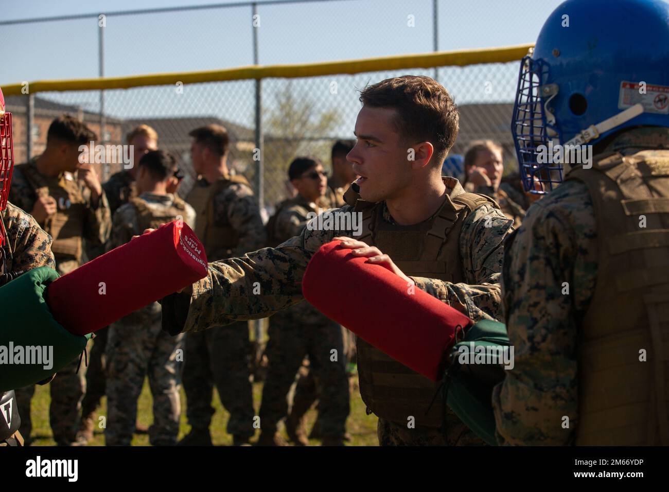 USA Aaron Wells, Martial Arts Instructor (MAI)-Kursteilnehmer, trainiert Pugil-Sticks am Ellis Field, Courthouse Bay im Marine Corps Base Camp Lejeune, 8. April 2022. DER MAI-Kurs ist ein dreiwöchiger Kurs, der Marines darauf vorbereiten soll, die Grundlagen des Nahkampfes zu lehren und zu unterrichten. Stockfoto