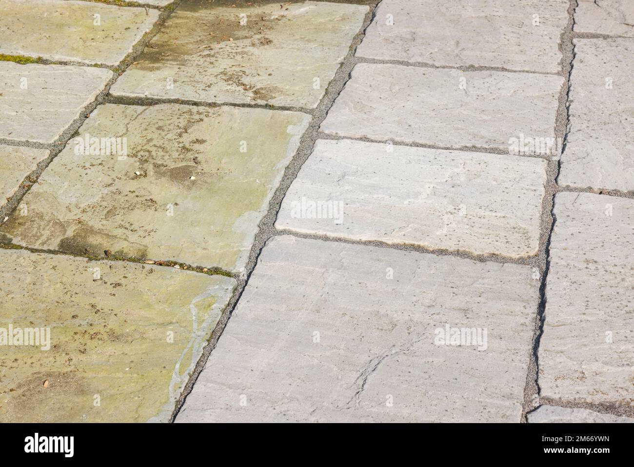 Reinigung von Sandsteinpflaster. Gartenterrasse vor und nach dem Jet-Waschen oder Hochdruckwaschen, Großbritannien. Stockfoto